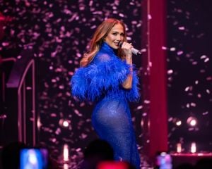 شربل زوي وجينيفر لوبيز… عرض بصري مميز على مسرح لاس فيغاس