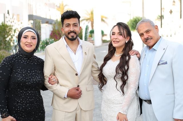 محمد رضوان وزوجته مع ابنتهما وعريسها