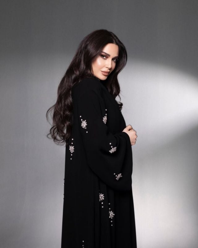 سيرين عبد النور بعباءة فخمة