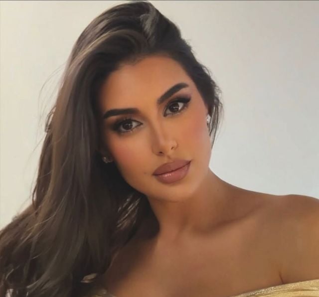 ياسمين صبري بفيديو لطيف مع كلبيها في الشارع