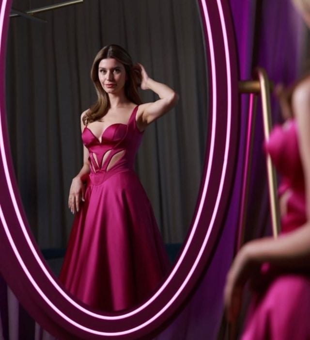 أناقة بيرين سات: فساتين السترابلس والـ Cut Out