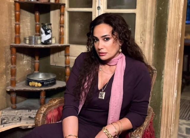 هند صبري تبكي وتوجّه رسالة الى فريق مسلسل 