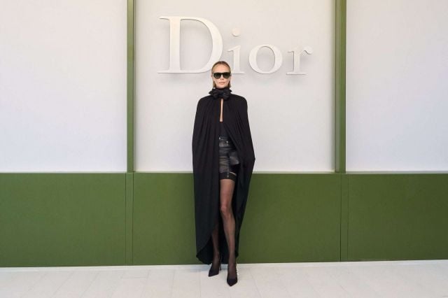 تشارليز ثيرون تخطف الأنظار بإطلالة ساحرة في عرض أزياء ديور خلال أسبوع الموضة في باريس