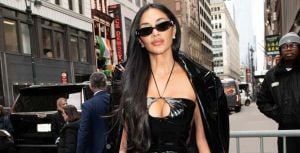 نيكول شيرزينغر تتألق بفستان أسود ومعطف مطابق مستوحى من فيلم "ذا ماتريكس"