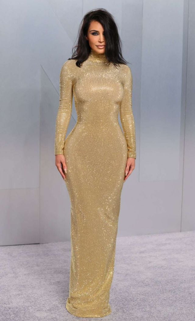 كيم كارداشيان بسقوط محرج في شجيرة أثناء سيرها بكعب عالٍ (فيديو)