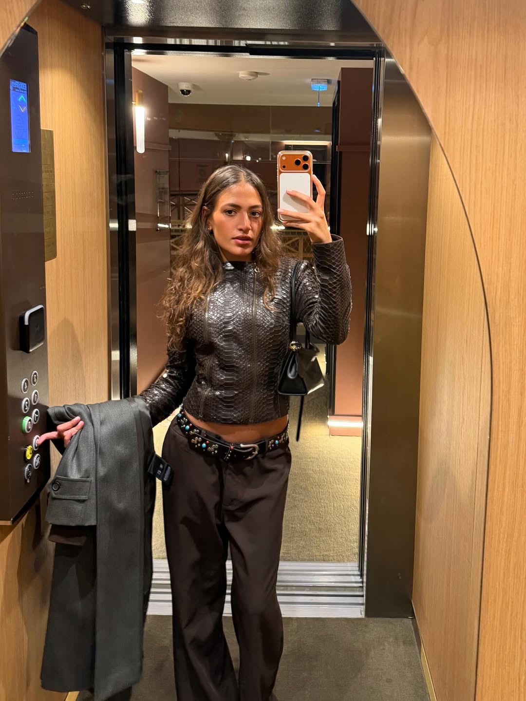 كنزي عمرو دياب بصيحة الجلد الأنيقة