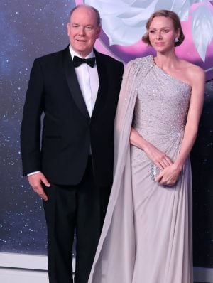 الأميرة شارلين تتألق بفستان فضي لامع من إيلي صعب