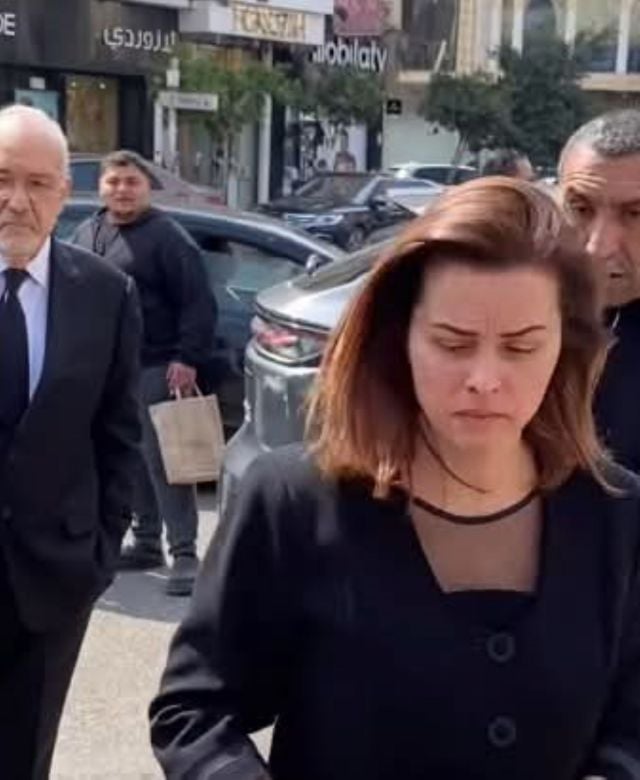 نور في طريقها لتوديع زوجها