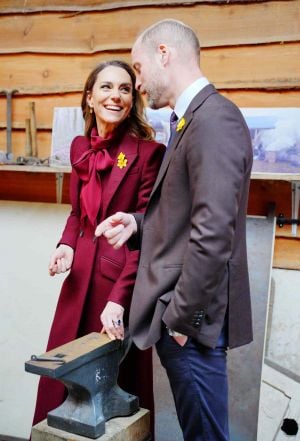 كيت ميدلتون تمنح الأمير ويليام إطراءً عفوياً جعله يخجل خلال زيارتهما إلى ويلز