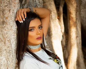  هبة السيسي في ظهور مؤثر حليقة الرأس في رحلتها مع السرطان (فيديو)