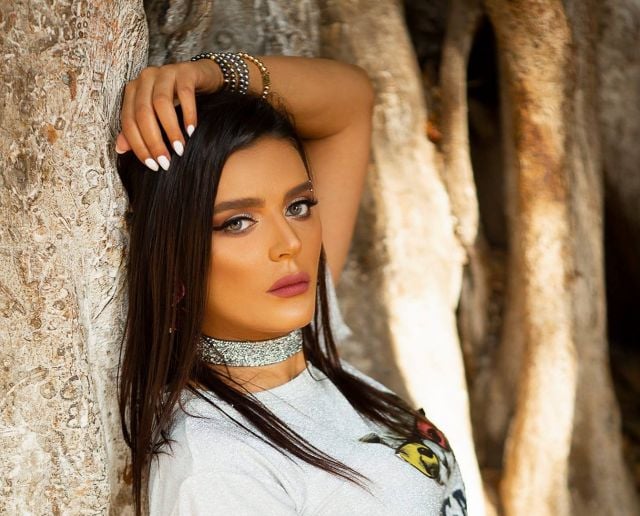  هبة السيسي في ظهور مؤثر حليقة الرأس في رحلتها مع السرطان (فيديو)