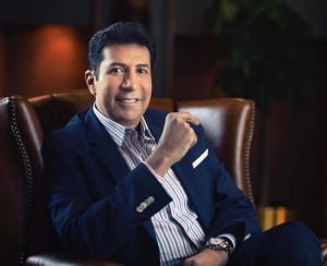 هاني رمزي يبكي في حديثه عن ذكرياته مع والده