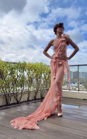 زيندايا تضج أنوثة بأربع إطلالات عرائسية جديدة: حرير وشيفون ودانتيل وفرو