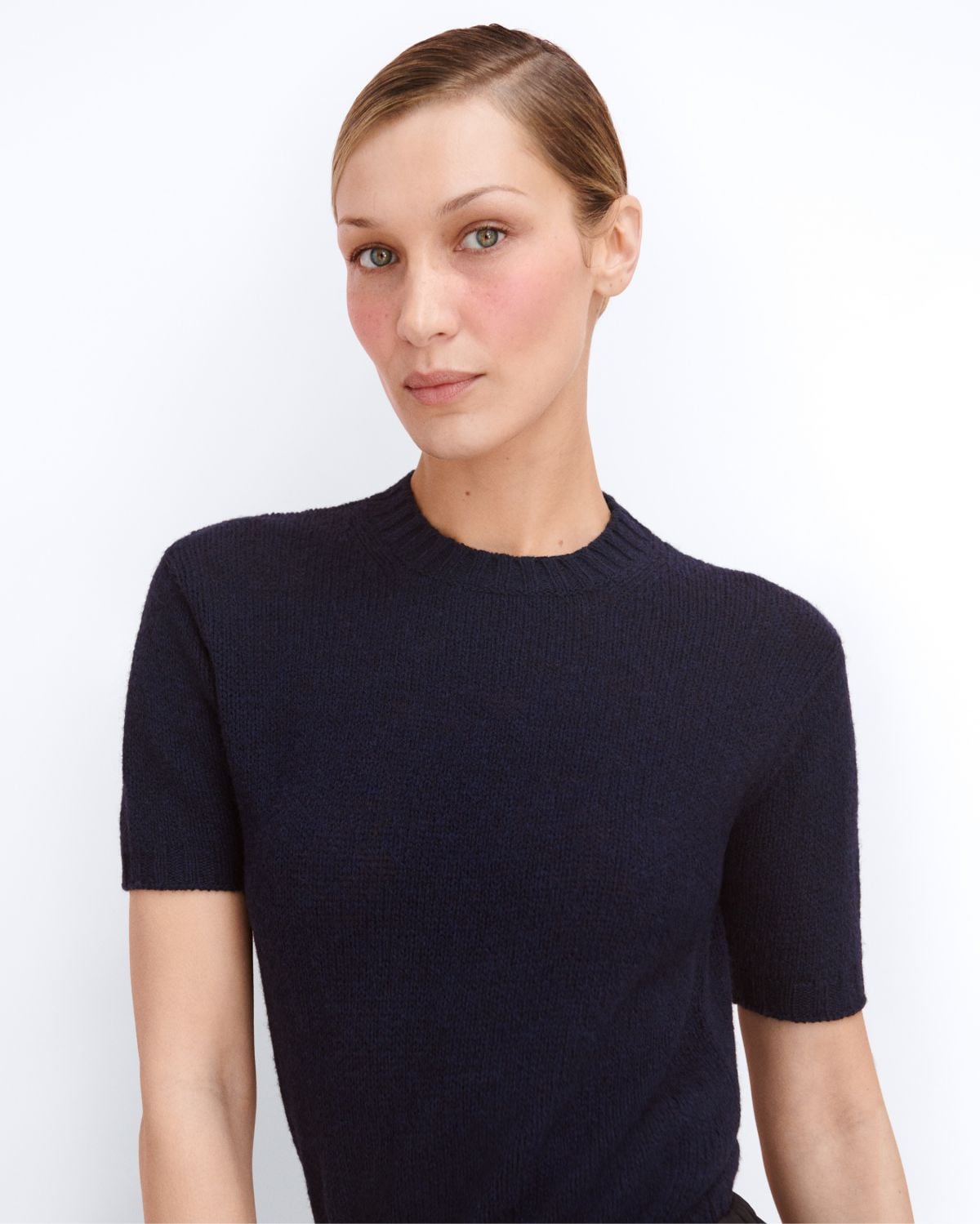 علامة PRADA BEAUTY تقدّم أول بلاش لها بالتعاون مع سفيرة العلامة العالمية بيلا حديد