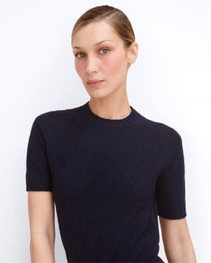 علامة PRADA BEAUTY تقدّم أول بلاش لها بالتعاون مع سفيرة العلامة العالمية بيلا حديد