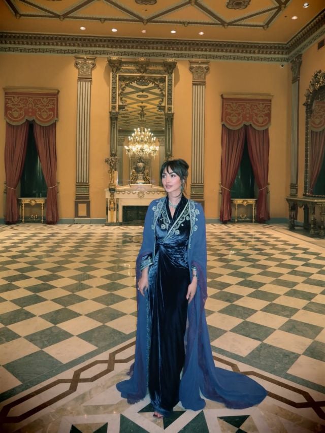 نور الغندور تتألق بعباءة أنيقة