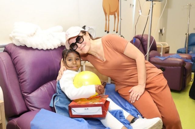 ريهام عبد الغفور مع طفلة في المستشفى