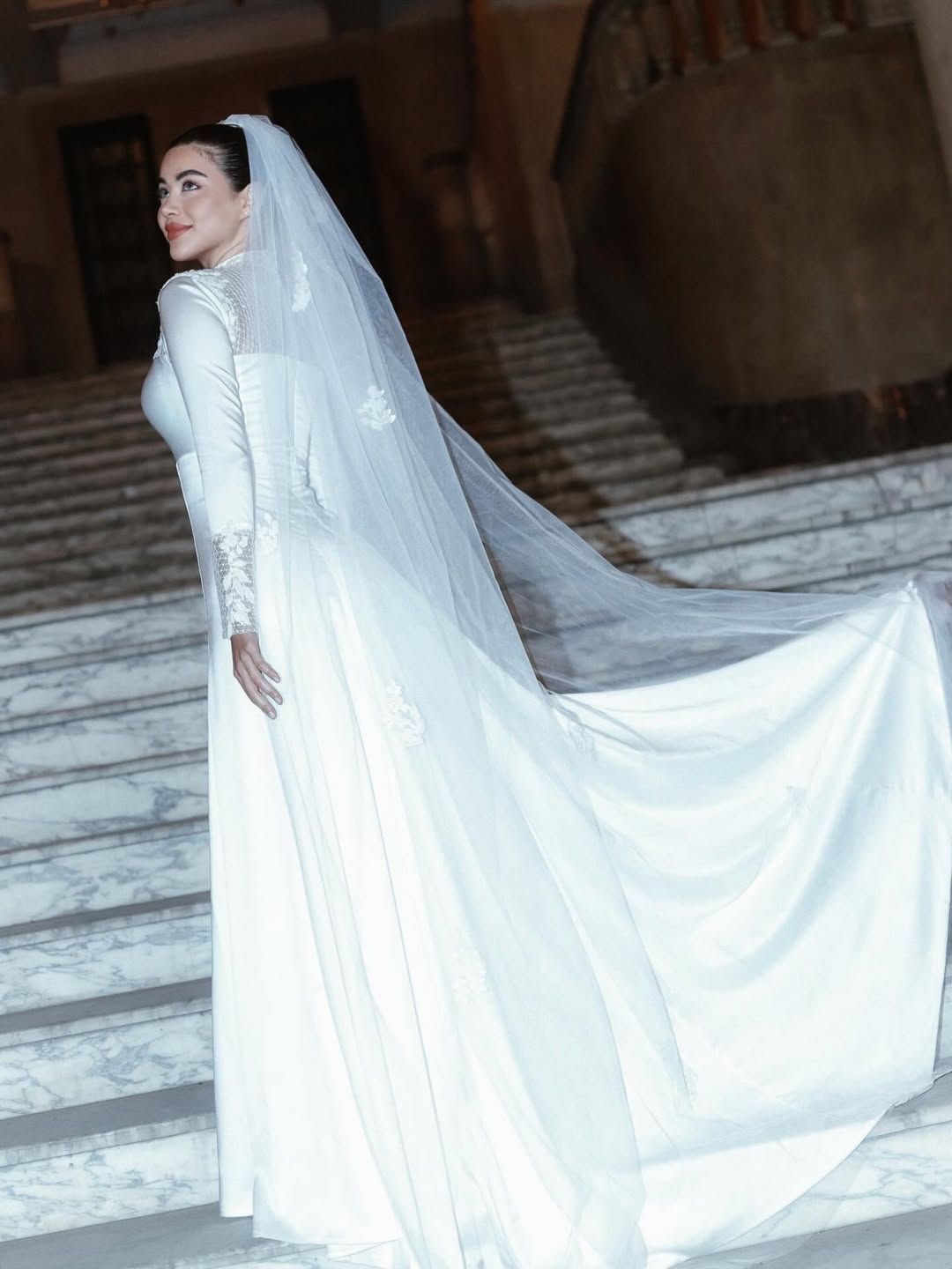 من الدنيم إلى فستان الزفاف... إطلالات يارا السكري مع أحمد العوضي 