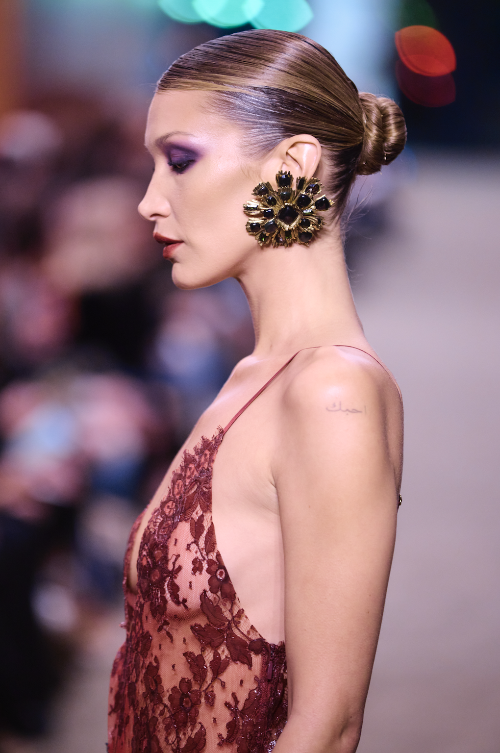 بيلا حديد في لقطة جانبية