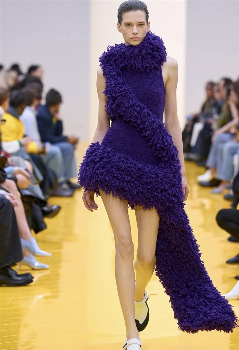  Loewe تكشف عن مجموعة خريف 2026.. الابتكارات العصرية الأنيقة