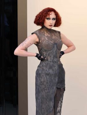 تشابيل روان تعتمد قصة بوب قصيرة وفستان كورسيه دانتيل شفاف في باريس