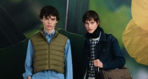 الكشف عن حقيبة Dior Jett لأناقة عصرية متجددة