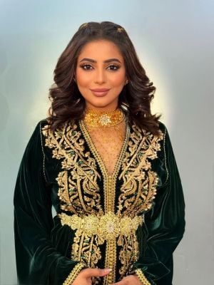 شذى سبت تحتفل بميلادها بقفطان أنيق ومجوهرات فخمة