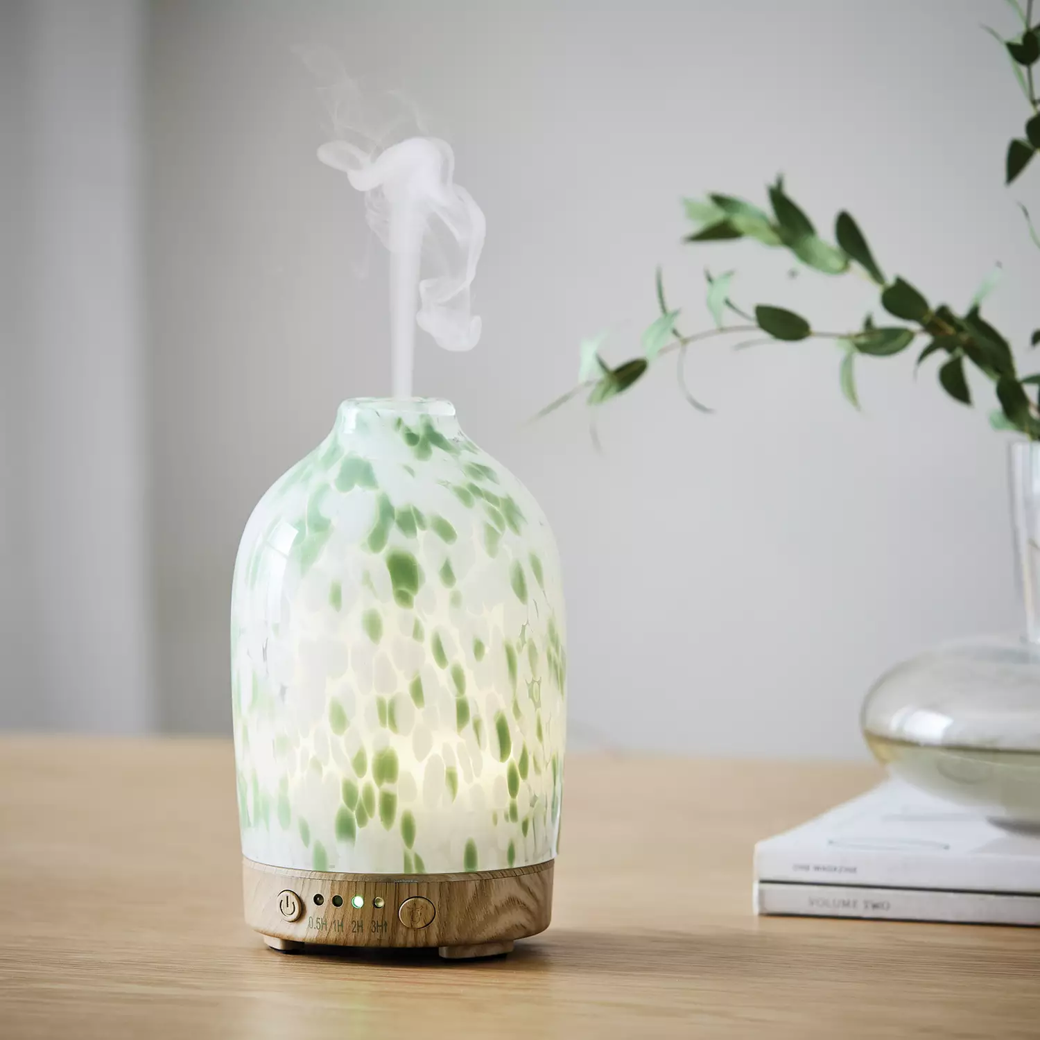 موزع روائح كهربائي زجاجي مزين بالقصاصات الورقية