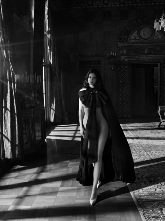 كايلي جينر بعباءة من 