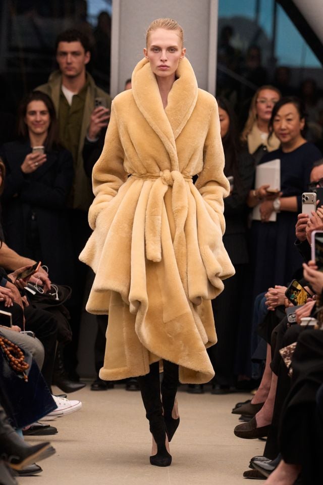 من مجموعة أزياء ALAÏA خريف/شتاء 2026