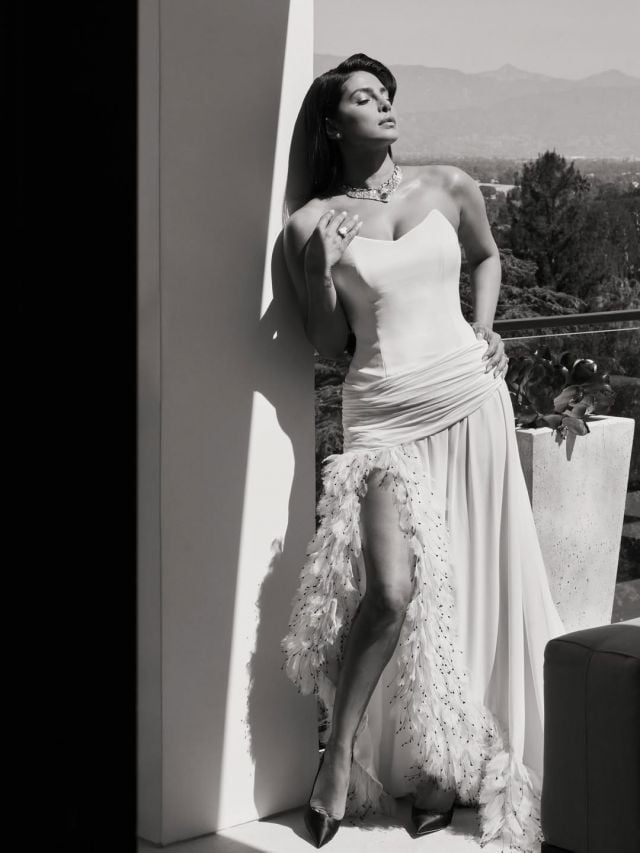 نجمة بوليوود بريانكا شوبرا بفستان من 