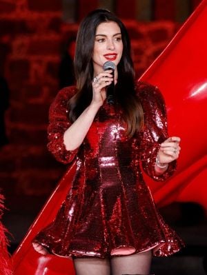 آن هاثاوي تضجّ أنوثة بإطلالتين أنيقتين