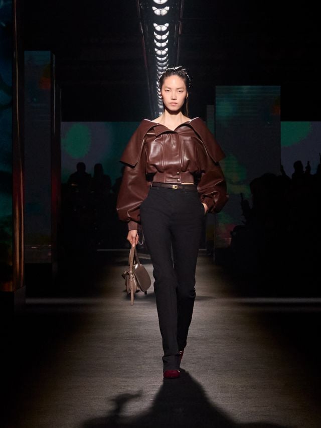 إطلالة JIAHUI من مجموعة بالنسياغا شتاء 2026