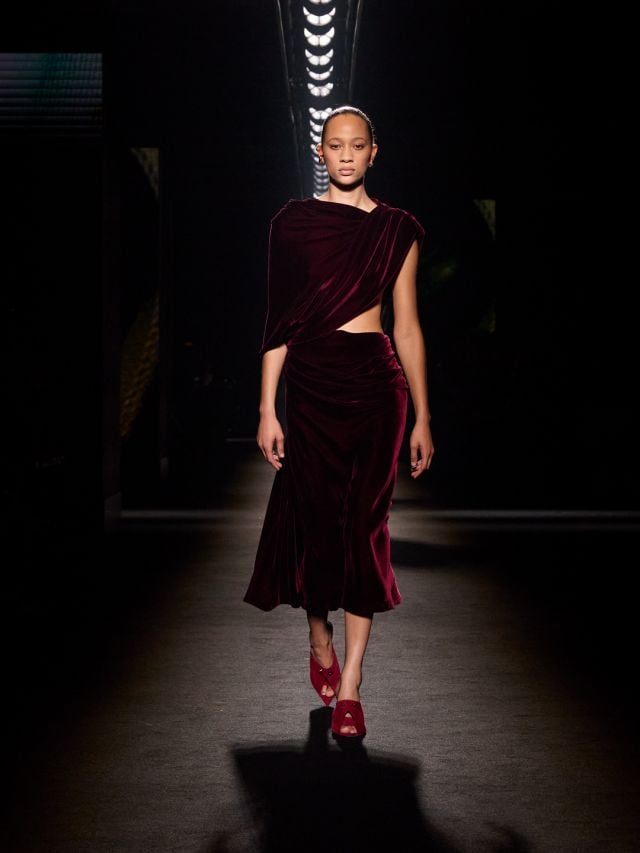 إطلالة SELENA من مجموعة بالنسياغا شتاء 2026 