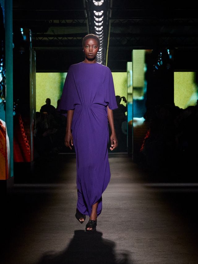 إطلالة NYA من مجموعة بالنسياغا شتاء 2026 