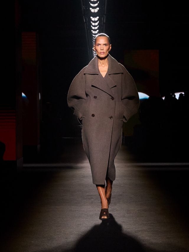 إطلالة EVELYN من مجموعة بالنسياغا شتاء 2026 