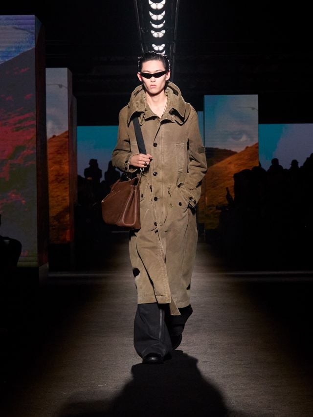 إطلالة LIU من مجموعة بالنسياغا شتاء 2026 