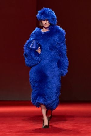 Bottega Veneta حوار بين الصرامة والأنوثة