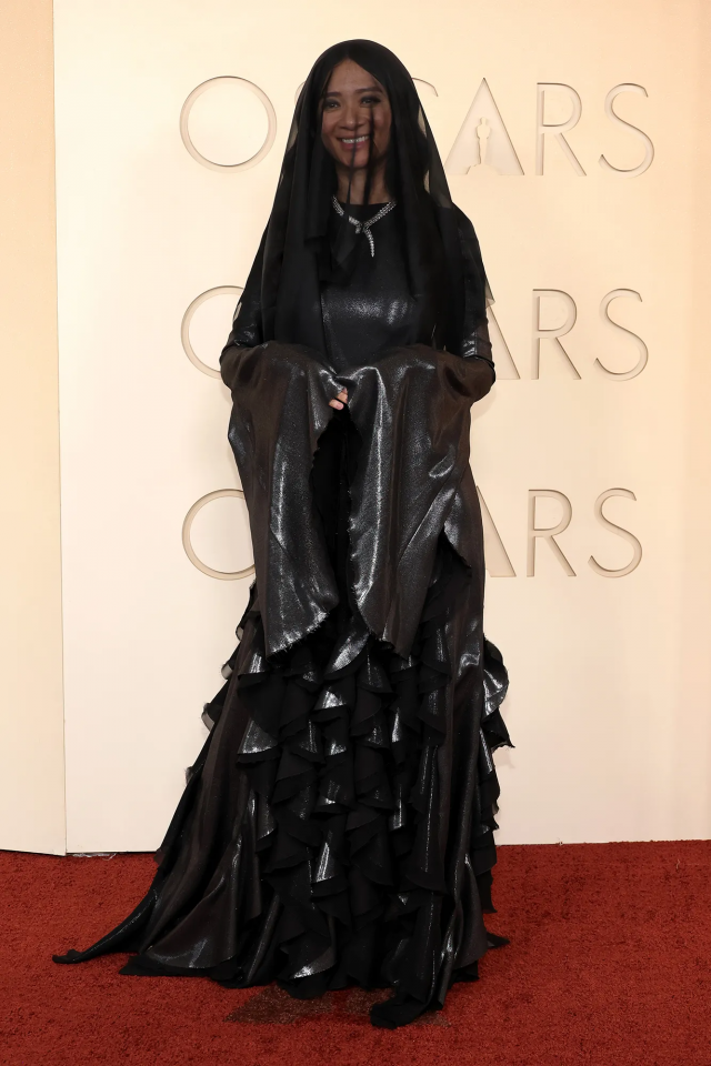 كلوي زهاو بوشاح منسدل على الرأس والوجه