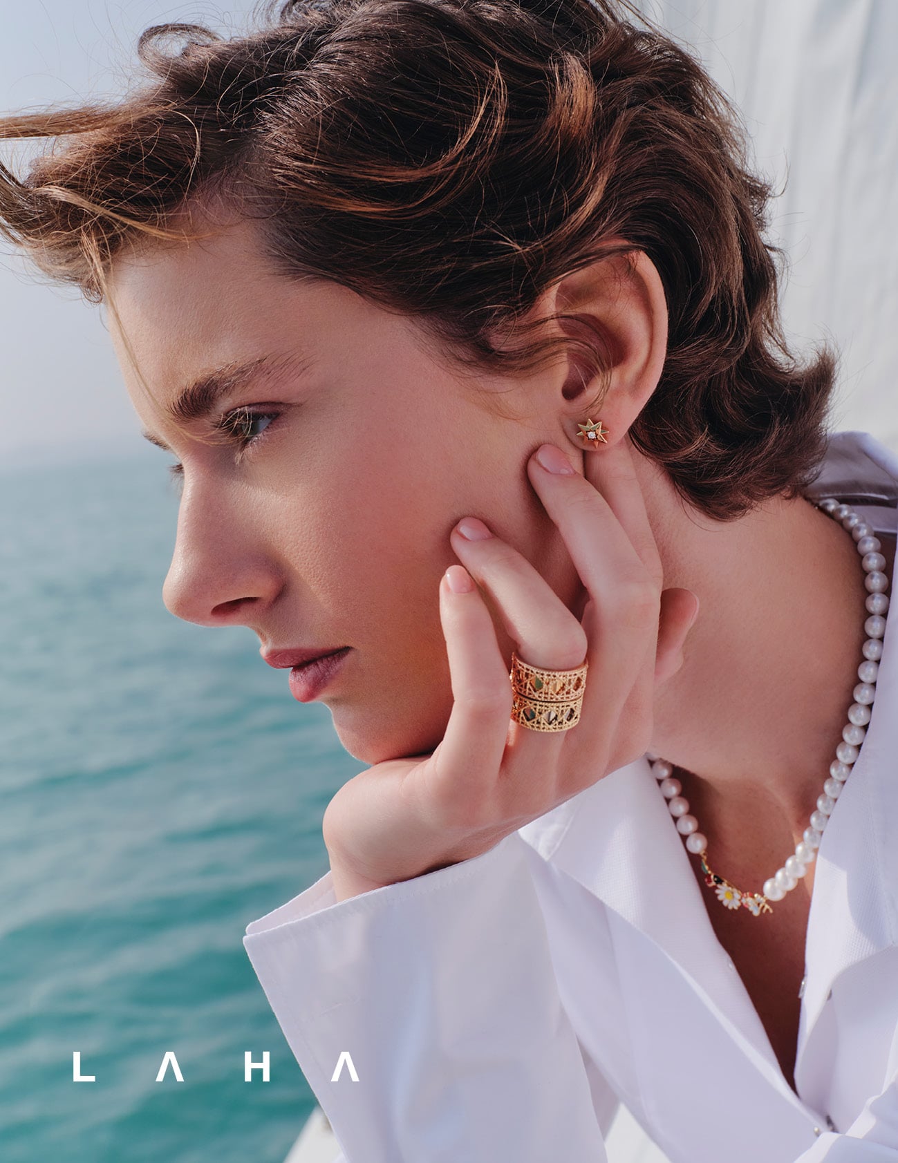 قرط Etoile De Vents من الذهب الوردي والألماس، خاتمMy Dior من الذهب الأصفر والذهب الأبيض، خاتم My Dior من الذهب الوردي، وقلادة Diorette من الذهب الأصفر واللؤلؤ وطلاء اللاكر متعدد الألوان والألماس من Dior Fine Jewellery 