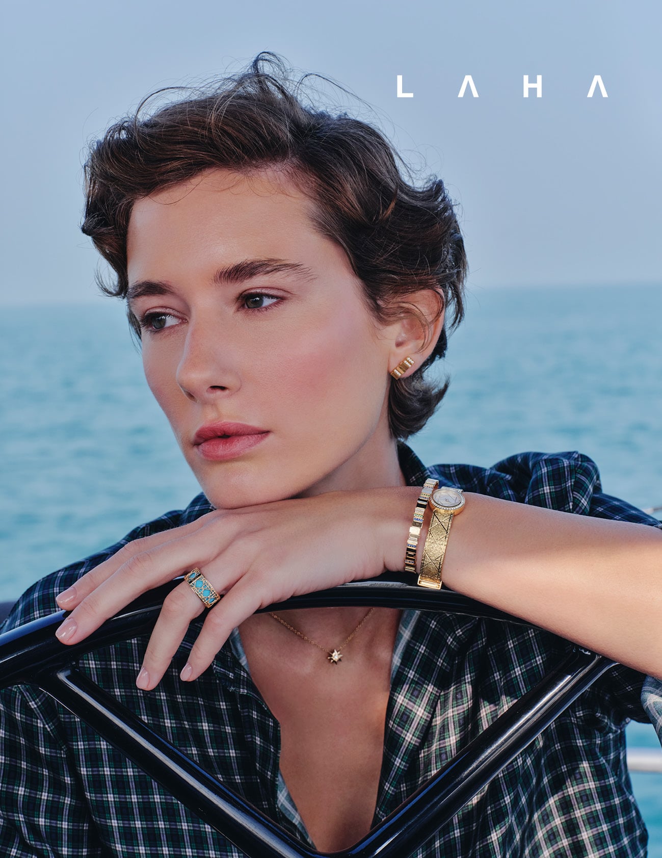 قرط Gem Dior من الذهب الوردي والألماس، وسوار Gem Dior من الذهب الأصفر والألماس وأحجار الياقوت وأحجار تسافوريت غارنيت وخاتم My Dior من الذهب الأصفر وطلاء اللاكر الفيروزي، وقلادة Etoile De Vents من الذهب الوردي والألماس من Dior Fine Jewellery، وساعة La D My Dior من الذهب الأصفر وعرق اللؤلؤ الرمادي والألماس من Dior Timepieces