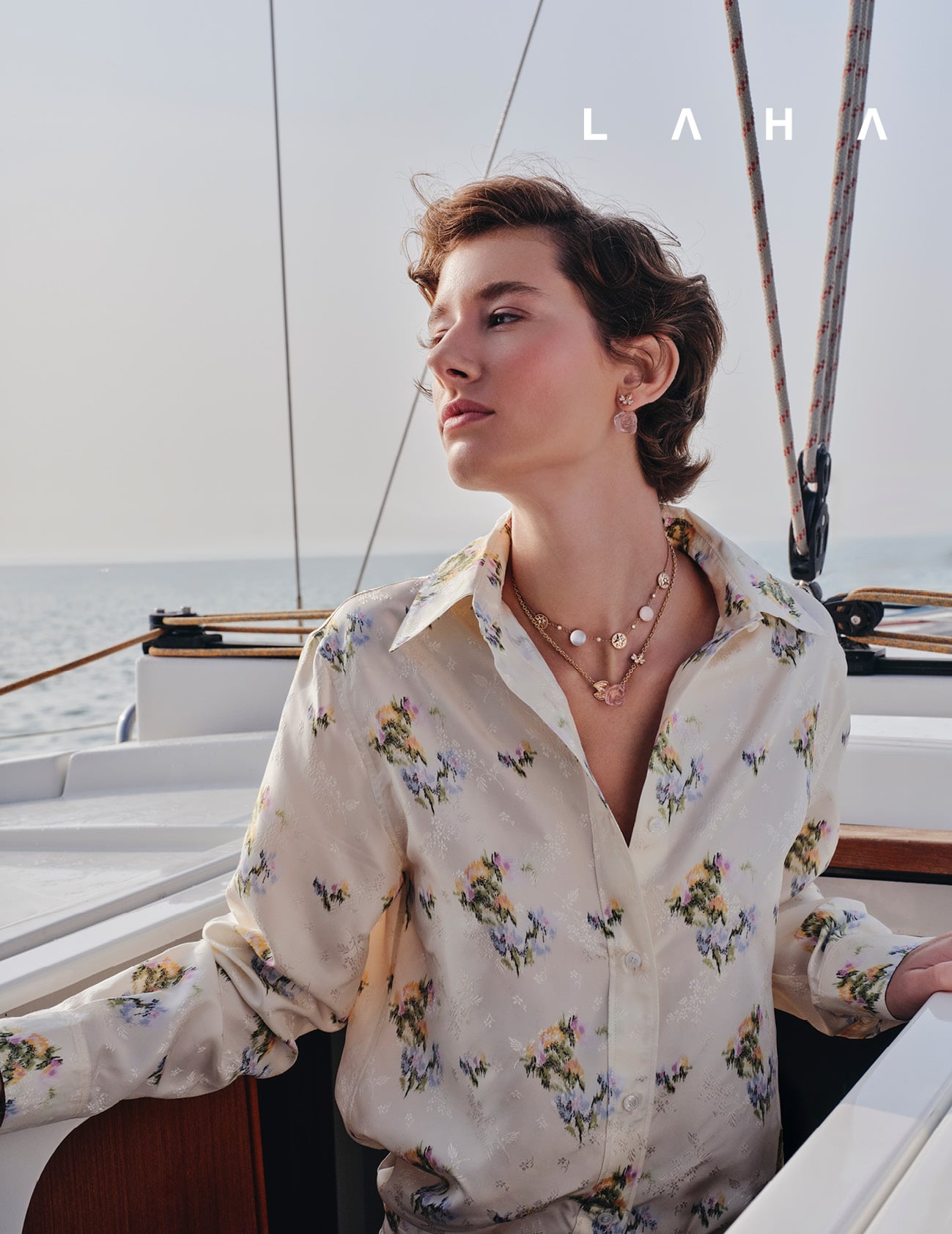 أقراط Rose Dior Pré Catelan من الذهب الوردي وكوارتز وردي وألماس، قلادة قصيرة Rose Céleste من الذهب الوردي وعرق اللؤلؤ والألماس، وقلادة Rose Dior Pré Catelan من الذهب الوردي وكوارتز وردي وألماس من Dior Fine Jewellery