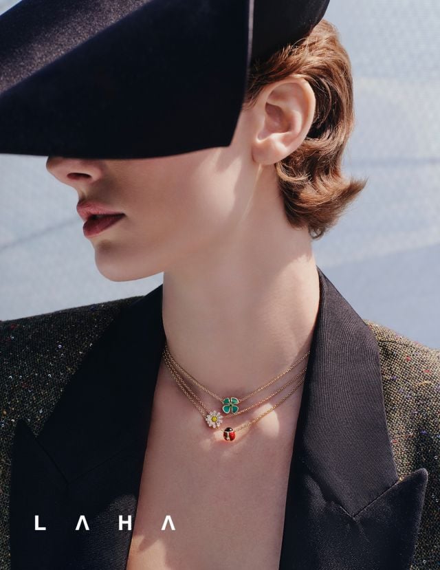 قلادة Diorette Clover من الذهب الأصفر وطلاء اللاكر الأخضر وحجر التسافوريت الأخضر، قلادة Diorette Paved Daisy  من الذهب الوردي وطلاء اللاكر الأصفر والألماس، وقلادة Diorette Ladybug من الذهب الأصفر وطلاء اللاكر الأحمر وطلاء اللاكر الأسود من Dior Fine Jewellery