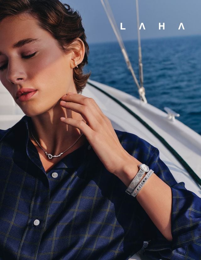 قرط Bois De Rose  من الذهب الوردي والألماس، وقلادة Bois De Rose من الذهب الأبيض والألماس، وسوار My Dior  من الذهب الأبيض من Dior Fine Jewellery وساعة La D My Dior  من الفولاذ وعرق اللؤلؤ الرمادي والألماس من Dior Timepieces