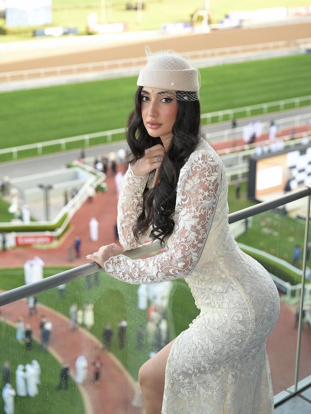 مؤثرات عربيات يتألقن باللون الأبيض الفخم في كأس دبي العالمي 