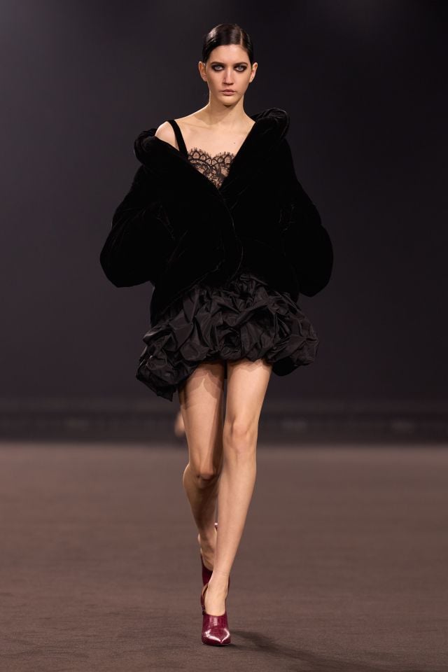 عرض أزياء إيلي صعب خريف/شتاء 2026-2027