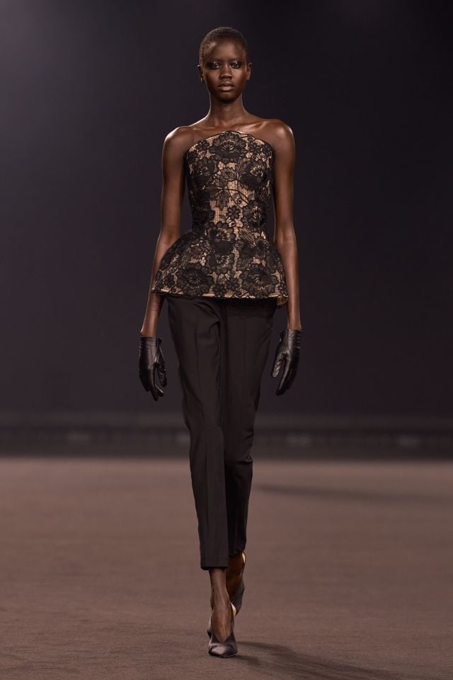 عرض أزياء إيلي صعب خريف/شتاء 2026-2027