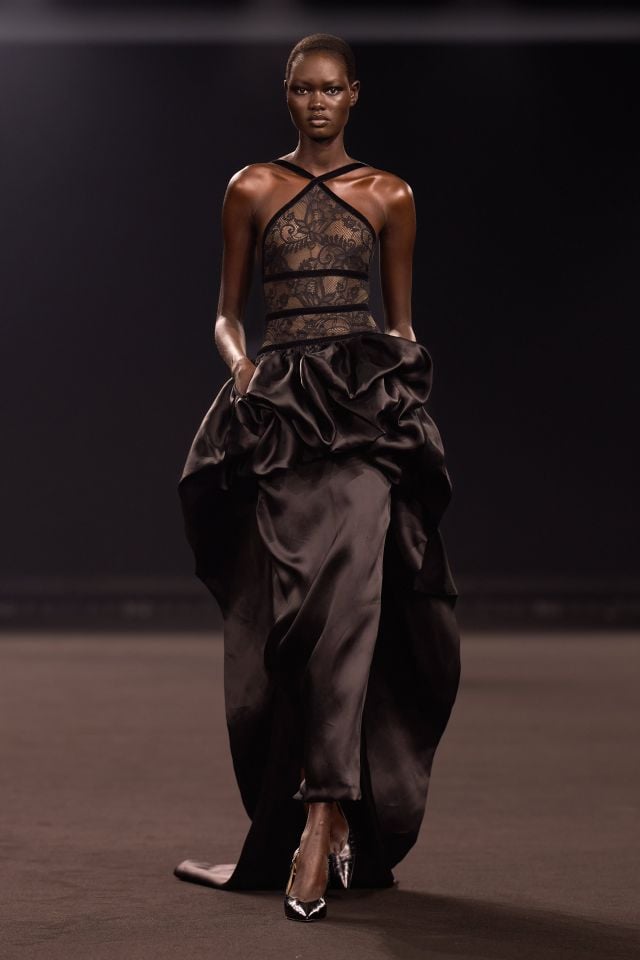 عرض أزياء إيلي صعب خريف/شتاء 2026-2027