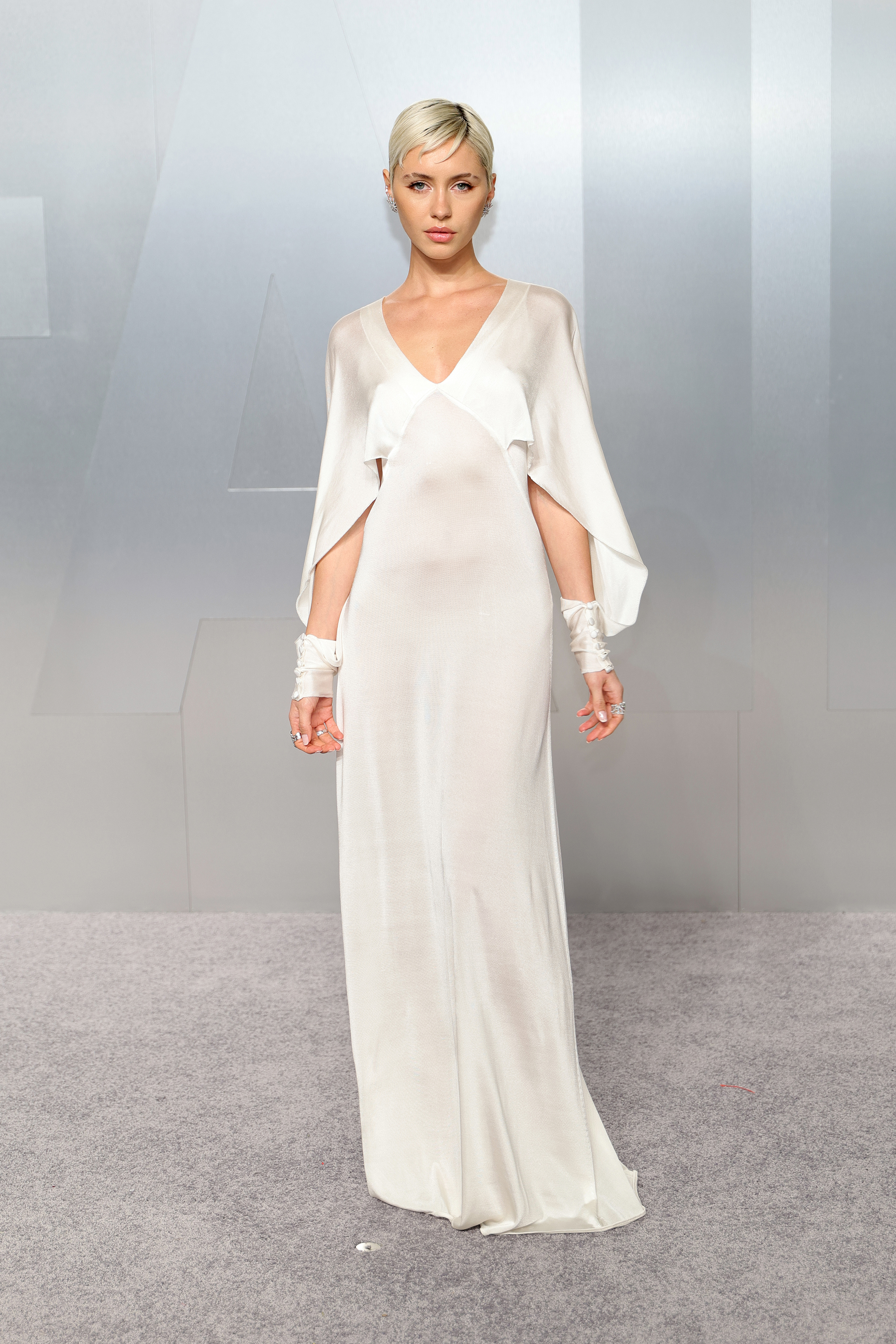 إيريس لو ترتدي فستان من  FENDI في حفل فانيتي فير للأوسكار 2026