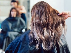 تفسير قص الشعر في المنام للمرأة المتزوجة والعزباء والرجل